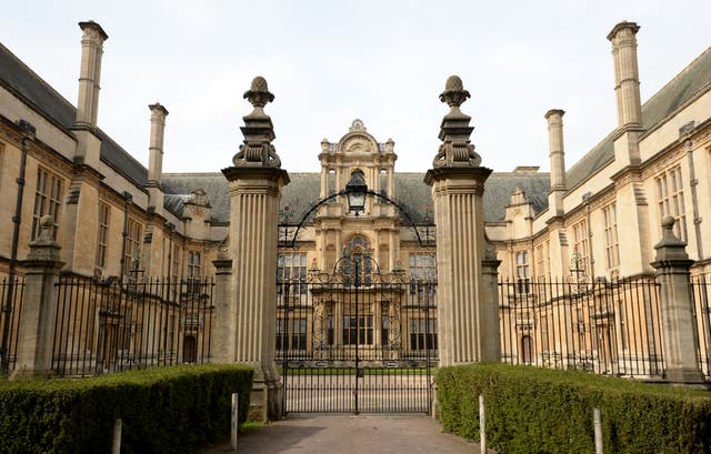 Lanzó la nueva iniciativa de acceso (PA) de la Universidad de Oxford.