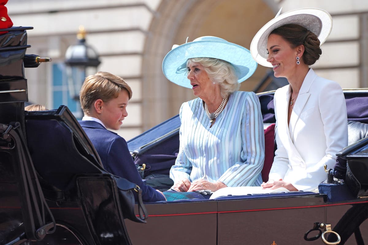 Jubilee celebrations begin as George, Charlotte and Louis join carriage procession