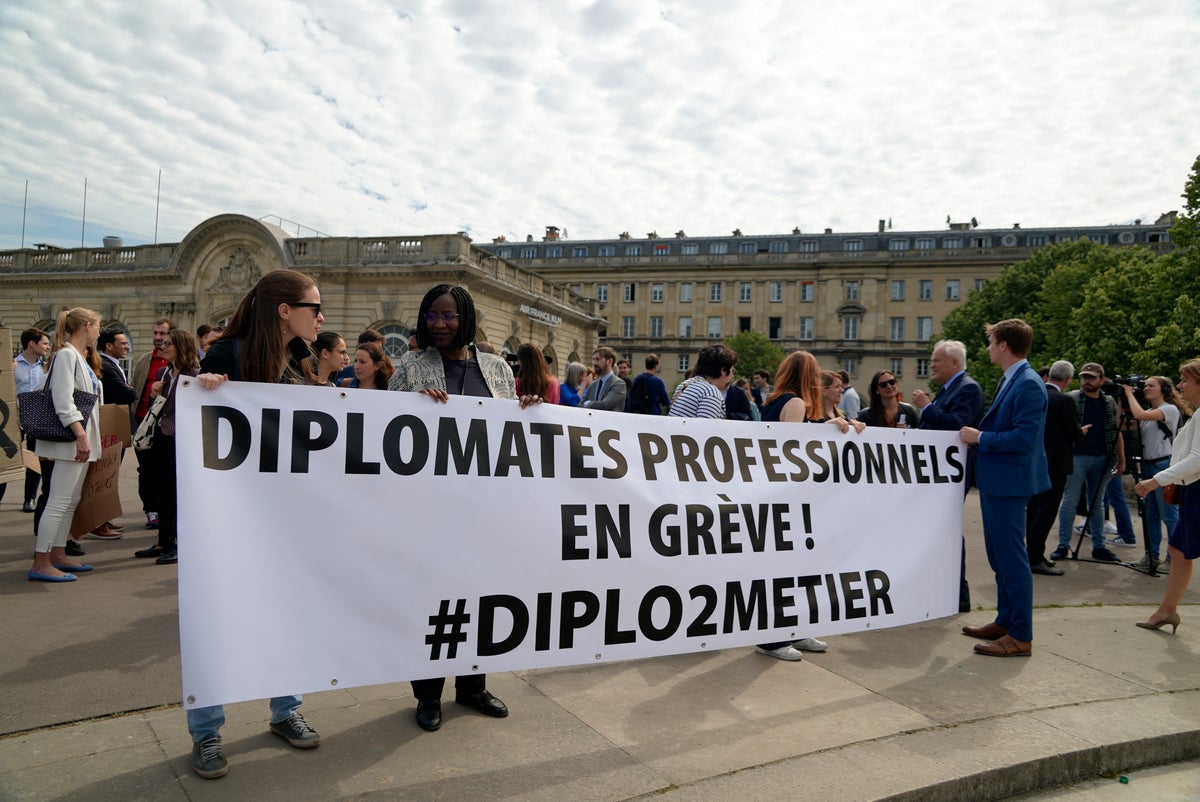 Fransız diplomatlar Macron reformları için greve gitti