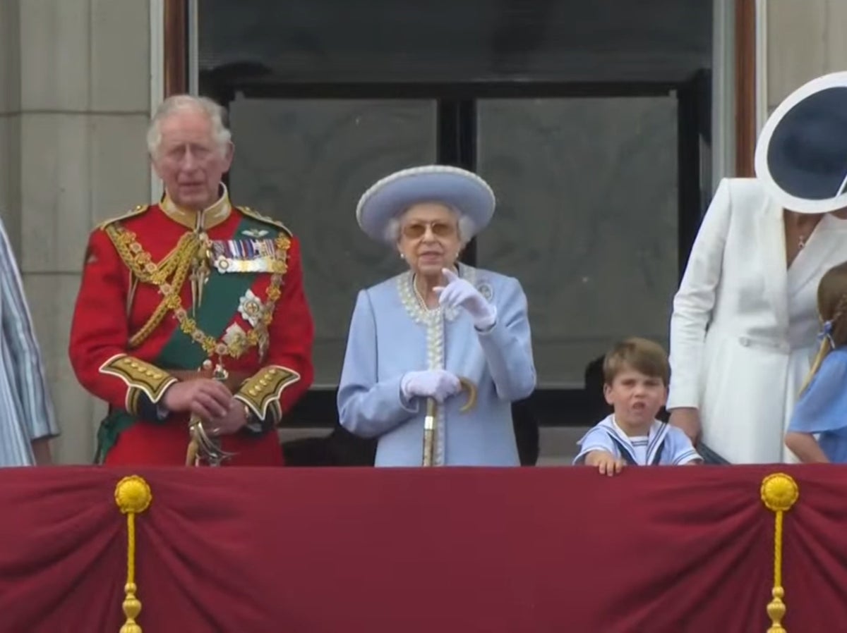 The Queen uses walking stick as she steps out on Buckingham Palace balcony with royal family