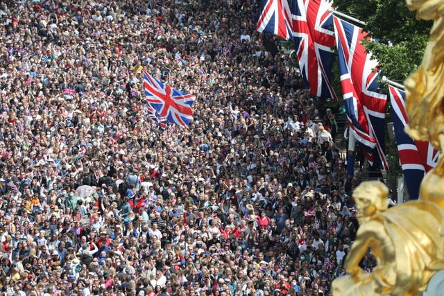 Crowds in The Mall around Buckingham Palace (Sgt Jimmy Wise/MoD/Crown /PA)