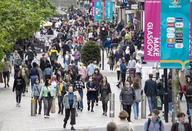 <p>Shoppers in Glasgow </p>