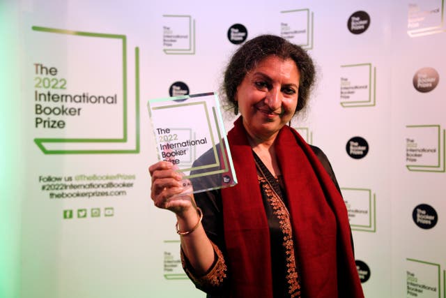 <p>Author Geetanjali Shree poses with the 2022 International Booker Prize awarded for her novel ‘Tomb of Sand’</p>