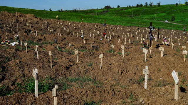 Se ven tumbas frescas en un cementerio en la ciudad de Mariupol el 2 de junio.