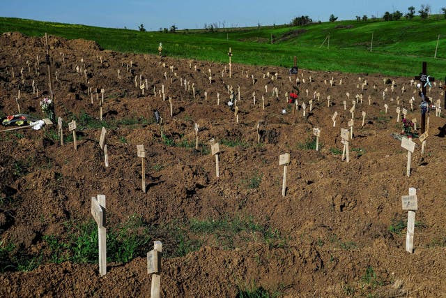 Se ven tumbas frescas en un cementerio en la ciudad de Mariupol el 2 de junio.