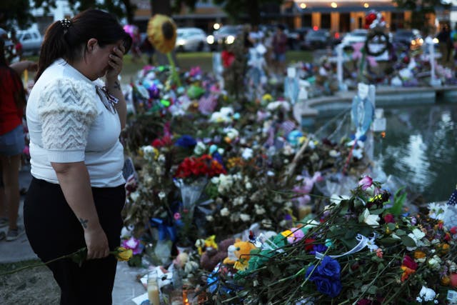 Gillian Rodríguez de Boerne, Texas, rinde homenaje en un monumento dedicado a las víctimas del tiroteo masivo
