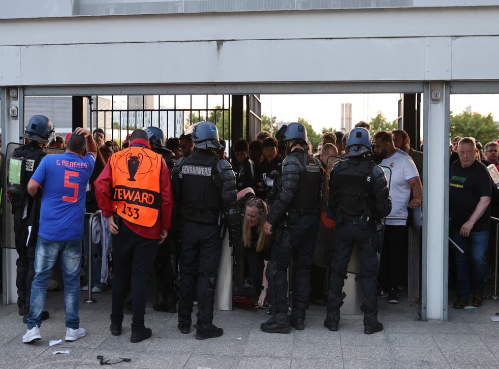 <p>Aficionados del Real Madrid intentan entrar en el <em>Stade de France</em></p>