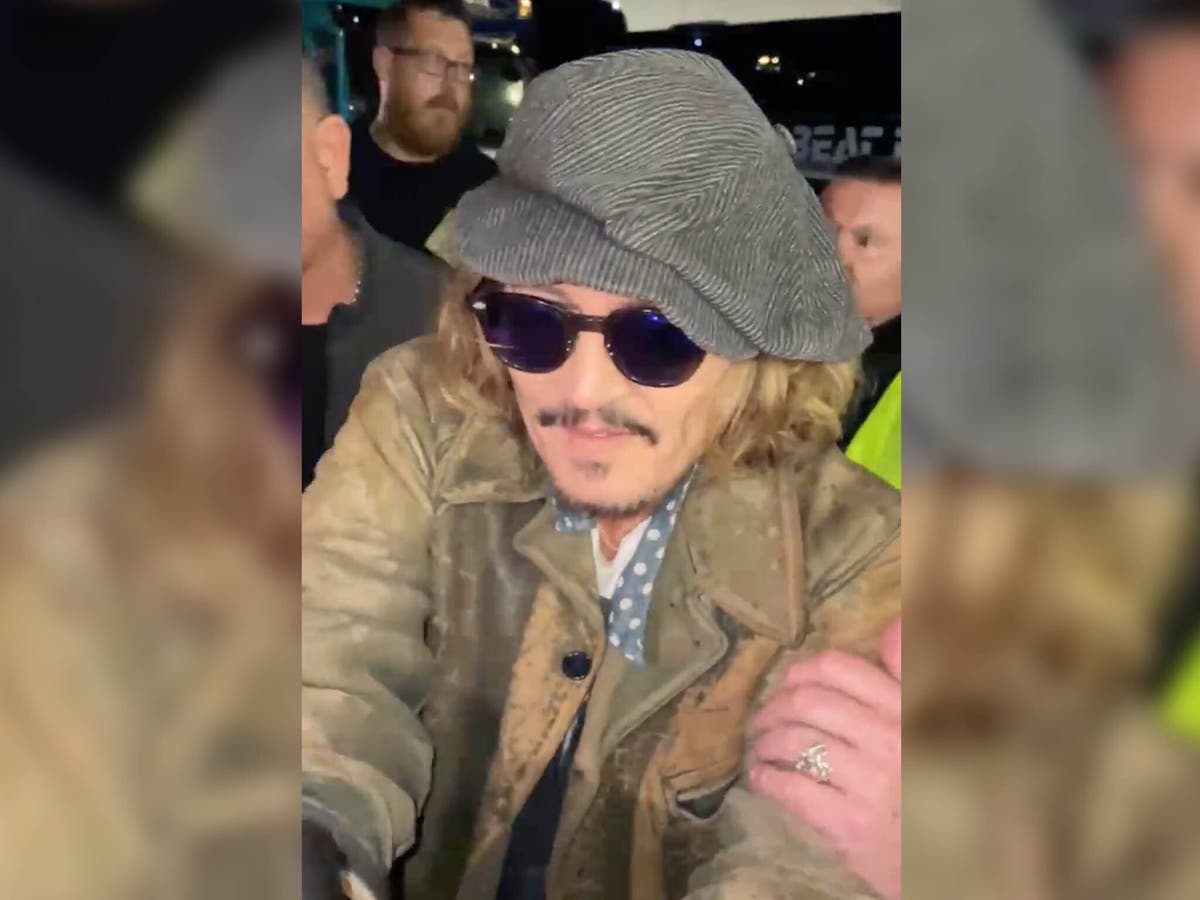 Johnny Depp jokes about severed finger with fans outside his latest gig with Jeff Beck