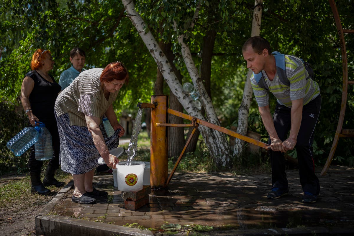 Fighting rages in two key eastern Ukrainian cities