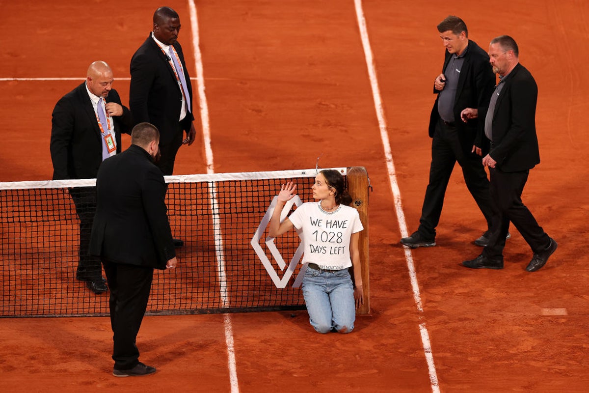 French Open: Protestor interrupts semi-final after tying themselves to tennis net