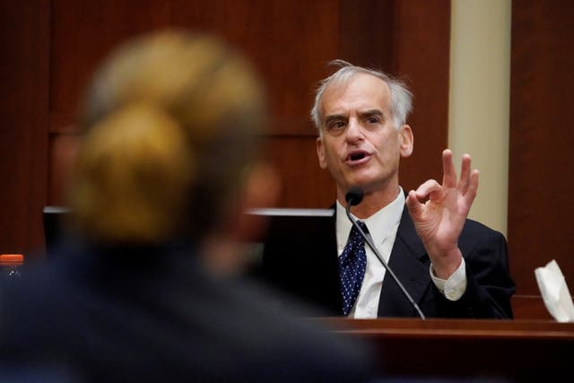 El Dr. David Spiegel testifica en la sala del tribunal durante un juicio por difamación del actor Johnny Depp contra su ex esposa, la actriz Amber Heard.