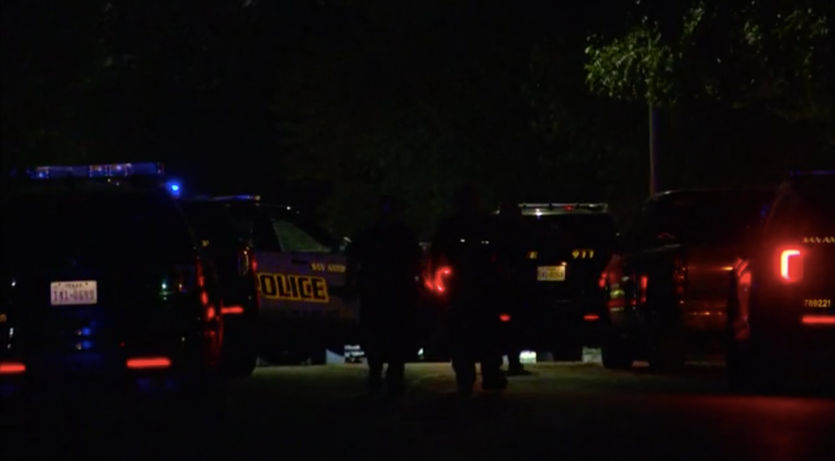 Teksas polisi, çalıntı arabayı devriye aracına sürdüğü iddia edilen 13 yaşındaki çocuğu vurdu.