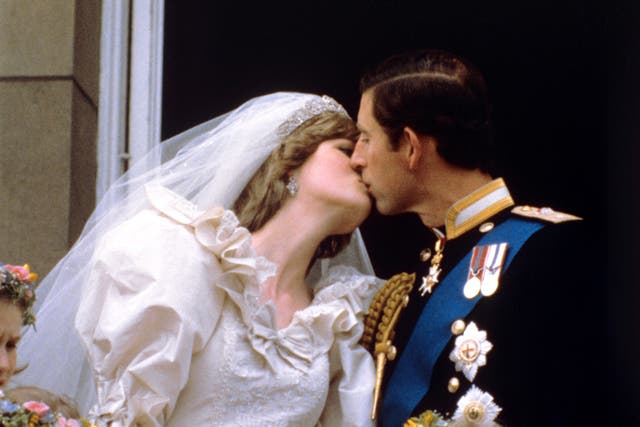 <p>Los recién casados Príncipe y Princesa de Gales (anteriormente Lady Diana Spencer) se besan en el balcón del Palacio de Buckingham después de su ceremonia de boda en la catedral de St. Paul.</p>