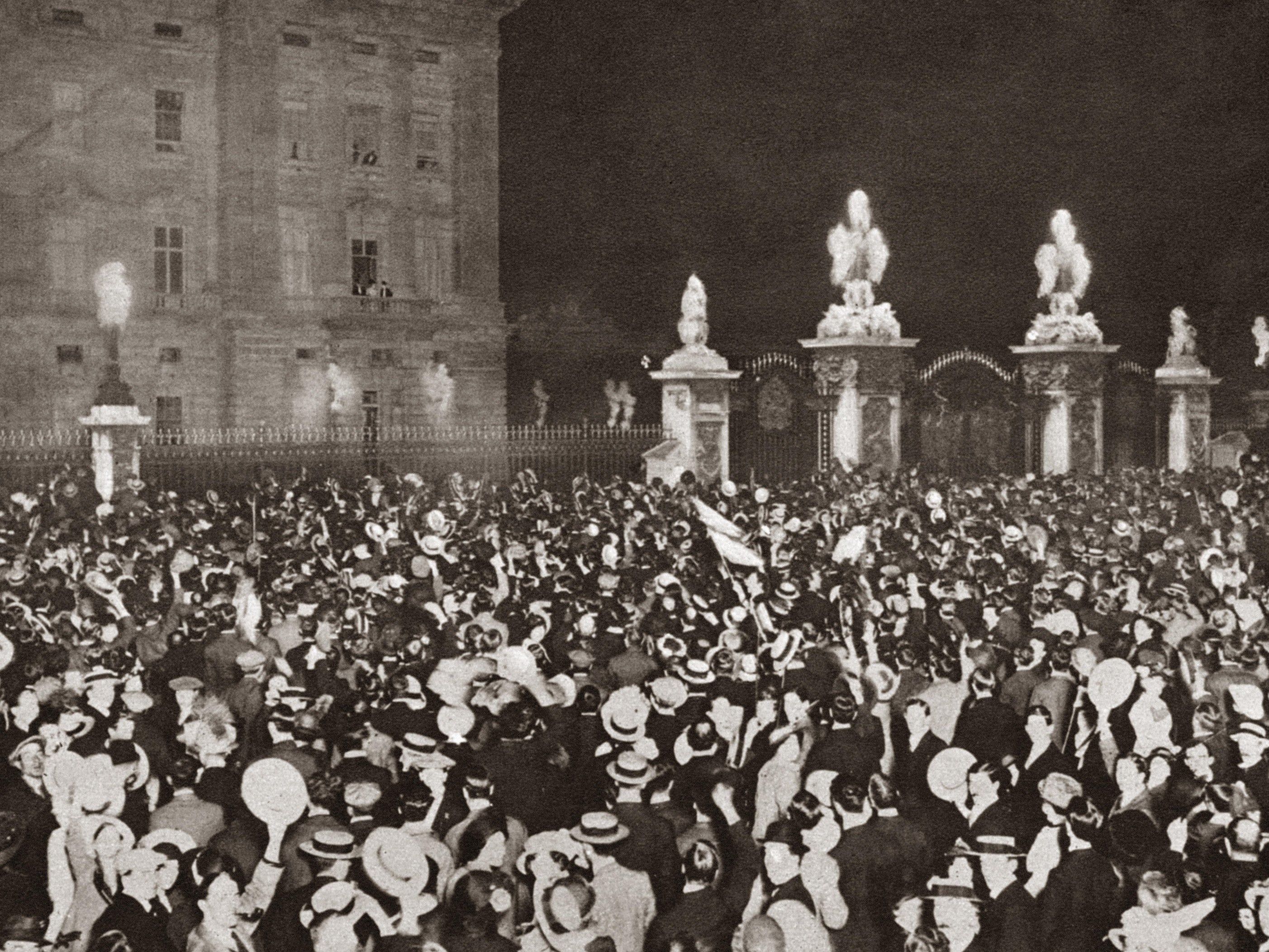 Crowds outside Buckingham Palace cheering the royal family after Britain declared war with Germany in 1914