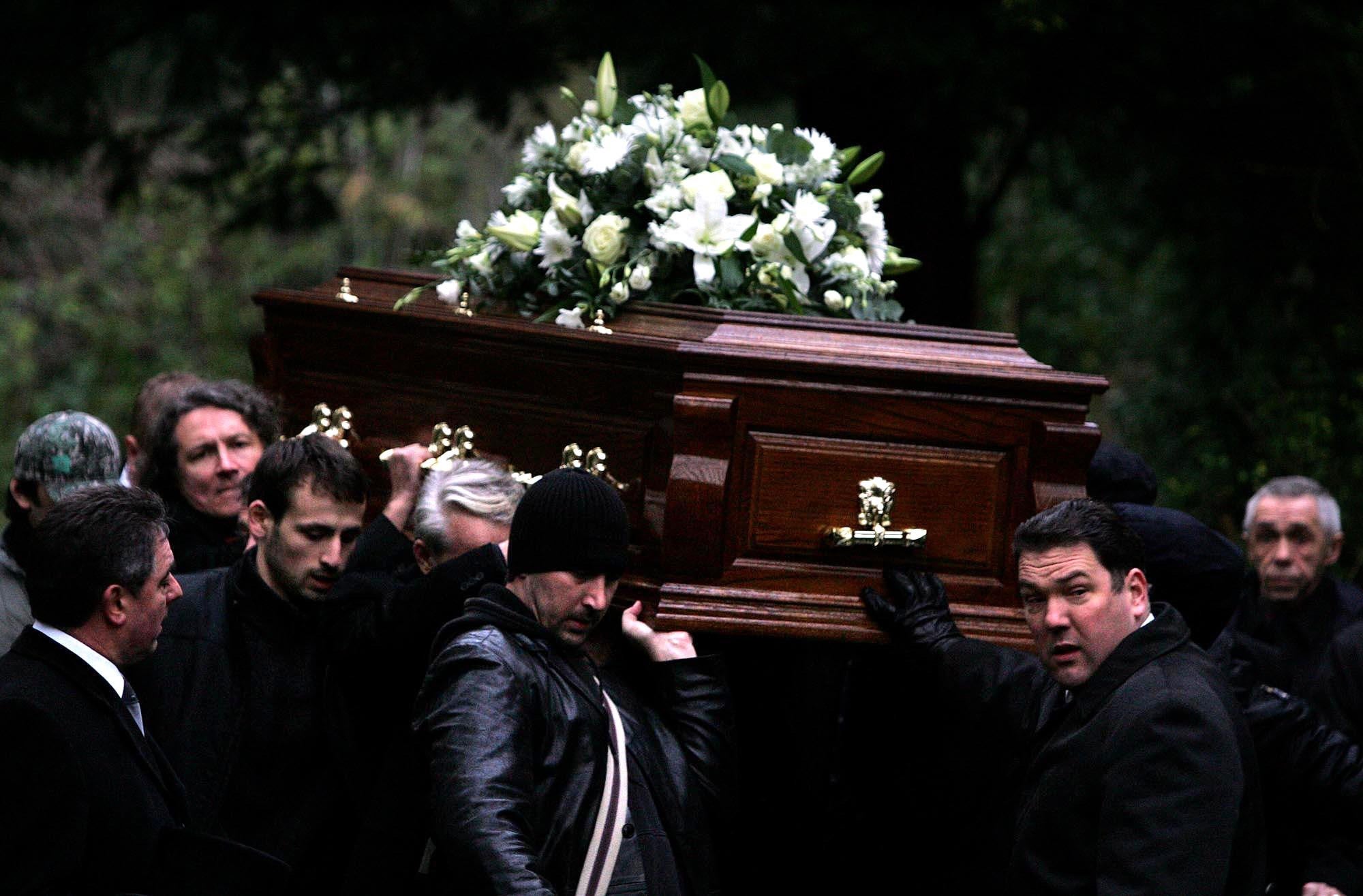 Зачем на похоронах кидают