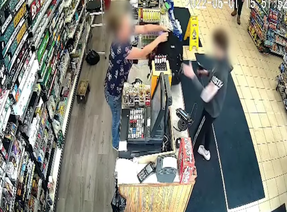 Momento en que niño dispara para robar en una gasolinera 