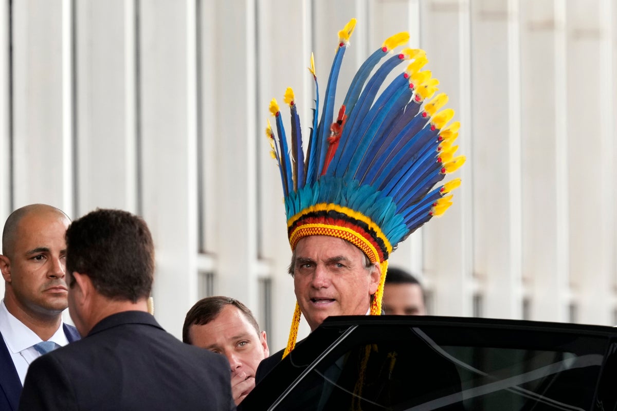 Bolsonaro, müttefiklerini, ailesini ve kendisini kutlamak için madalyalar kullanıyor
