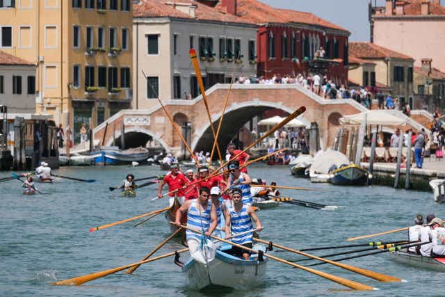 <p>Rowers arrive at the Cannaregio Canal as part of the Vogalonga regatta in Venice</p>