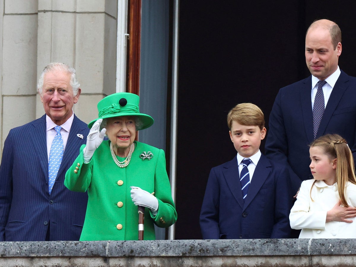 Queen flanked by heirs as she makes final jubilee appearance