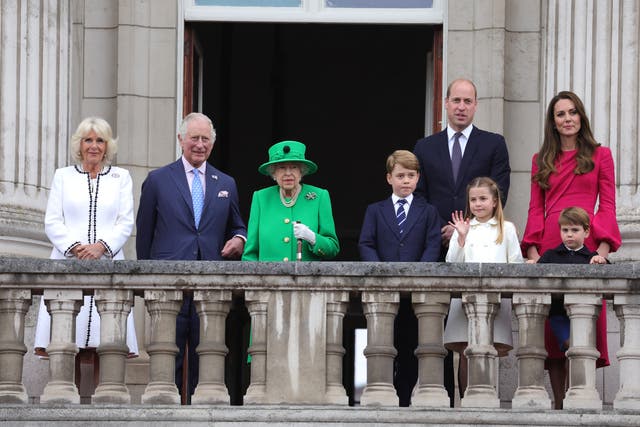 <p>La duquesa de Cornualles, el príncipe de Gales, la reina, el príncipe George, el duque de Cambridge, la princesa Charlotte, el príncipe Louis y la duquesa de Cambridge</p>
