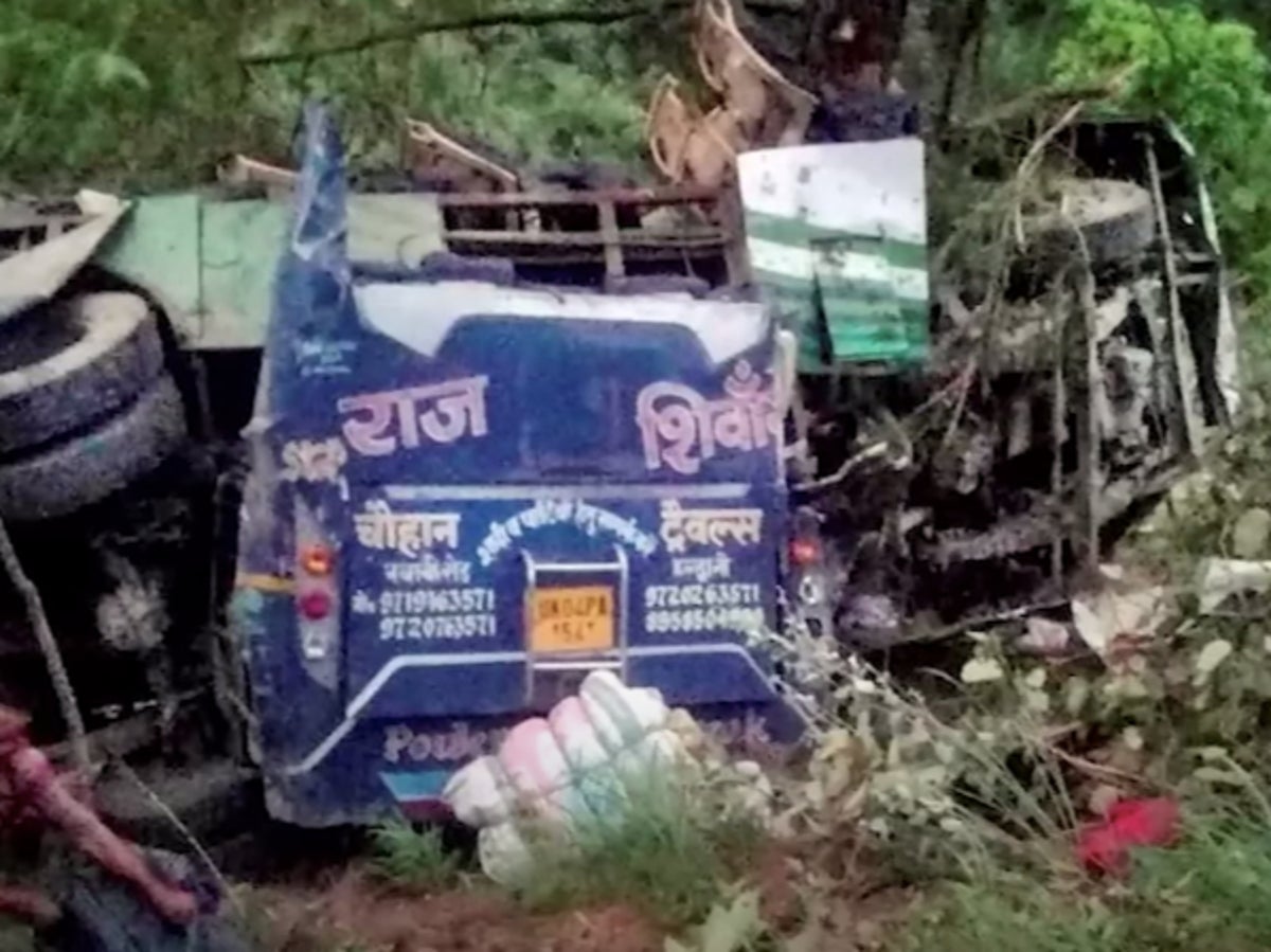 25 killed after bus full of Hindu pilgrims falls into gorge in India