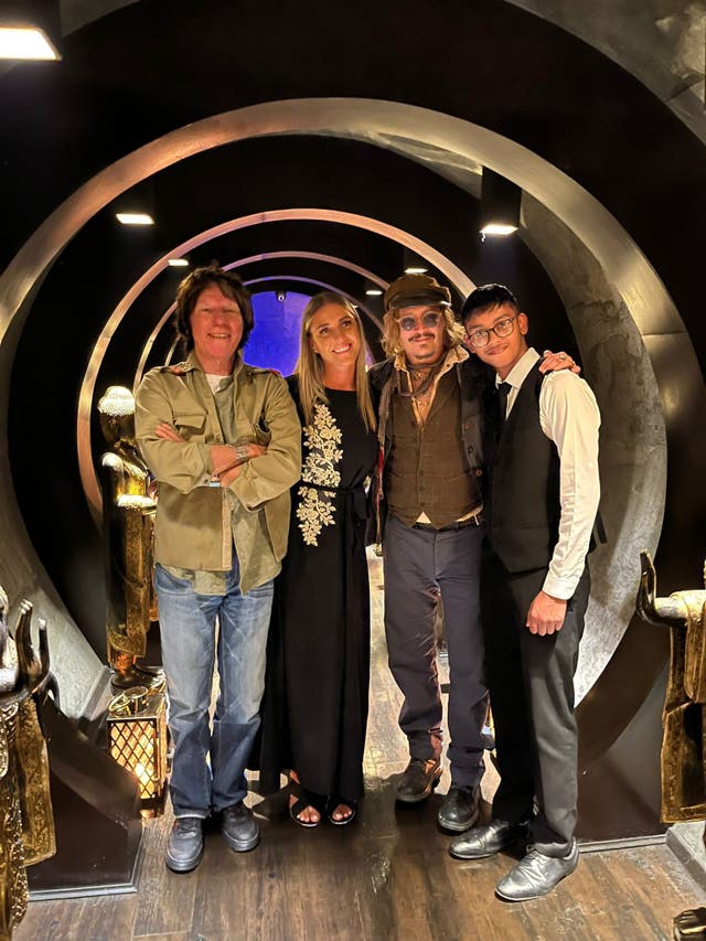 Johnny Depp (tercero a la izquierda), con Jeff Beck (derecha) y miembros del personal de la casa de curry de Birmingham, Varanasi. (Mo Hussain/Varanasi)