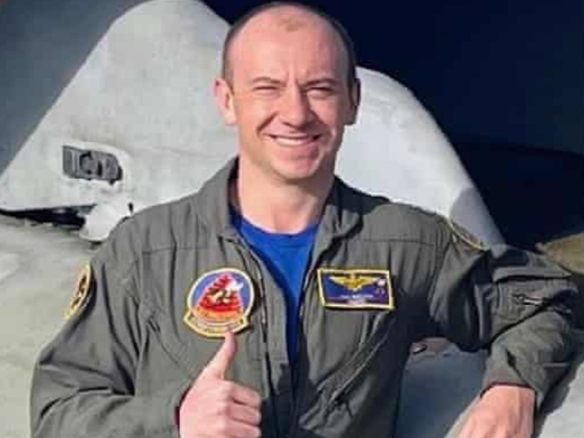 ABD Donanması pilotu, Lt Richard Bullock olarak adlandırılan Mojave Çölü'ndeki eğitim kazasında öldü