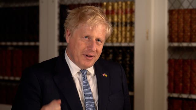 <p>Prime Minister Boris Johnson habla tras sobrevivir un intento de los parlamentarios conservadores de expulsarlo como líder del partido</p>