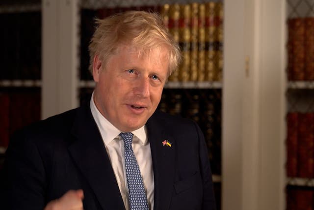 <p>Prime Minister Boris Johnson habla tras sobrevivir un intento de los parlamentarios conservadores de expulsarlo como líder del partido</p>