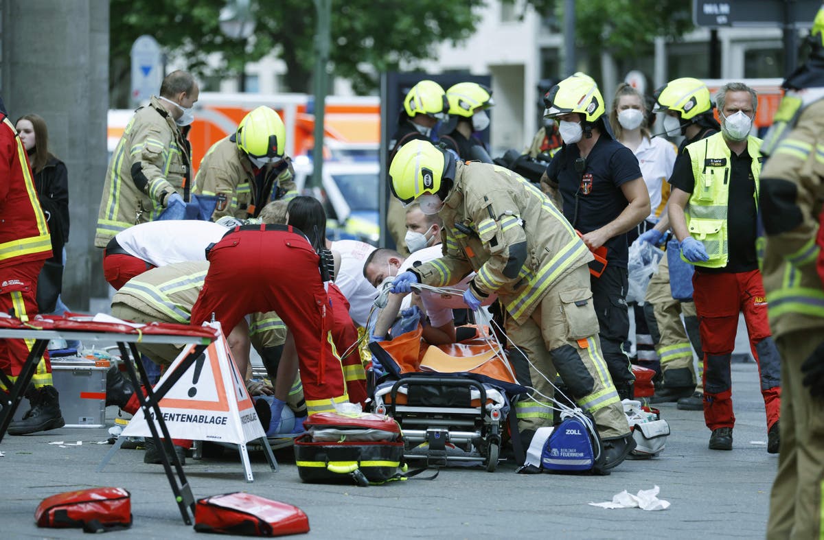 لقي شخص مصرعه وأصيب 30 على الأقل في حادث سيارة مع مشاة في برلين