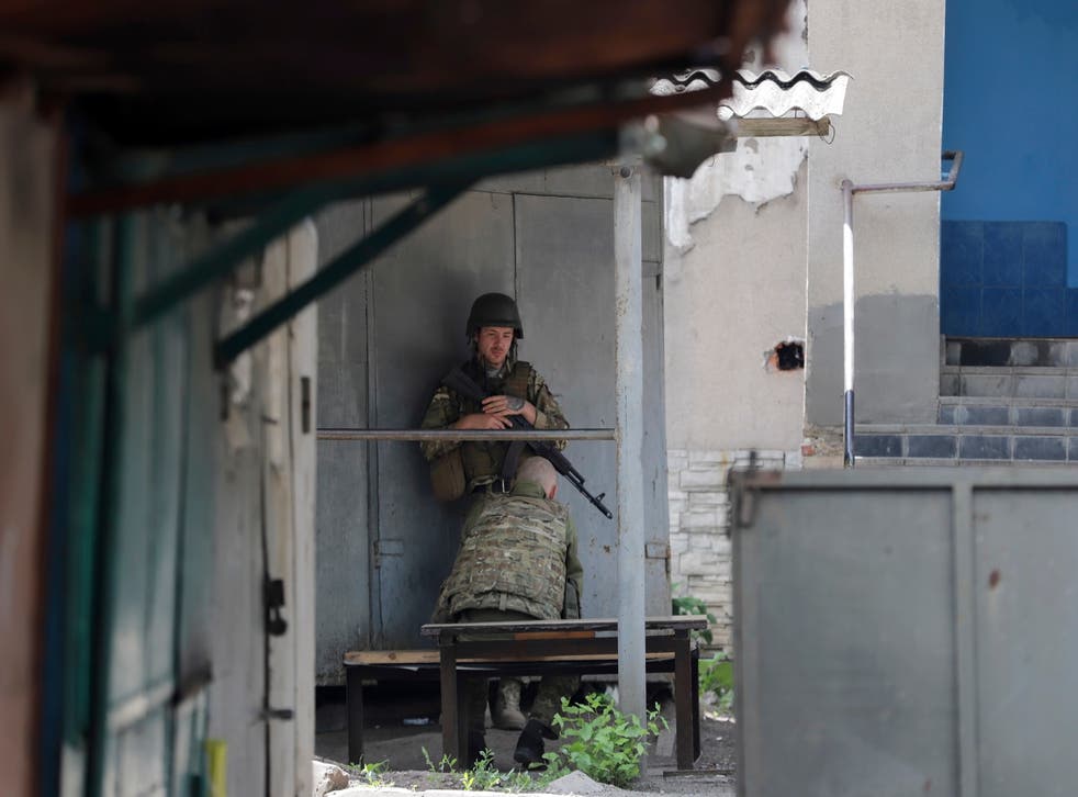 <p>les militaires ukrainiens se reposent alors qu’ils patrouillent à Donetsk, dans l’est de l’Ukraine </p>