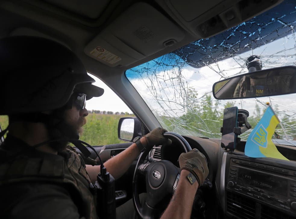 <p>Un militaire ukrainien conduisant à Donetsk mercredi</ p>