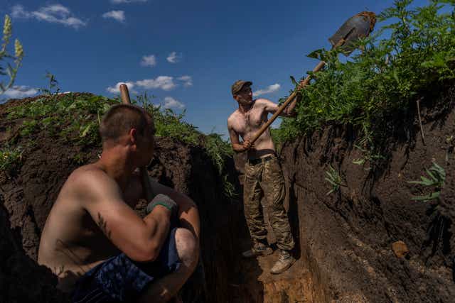 Militares ucranianos cavan trincheras en Donetsk el miércoles cuando un informe de inteligencia revela que están significativamente en desventaja en su lucha contra Rusia (AP Photo/Bernat Armangue)