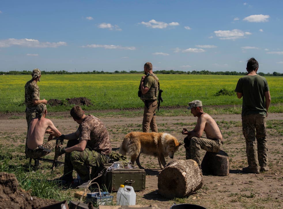 <p>les militaires ukrainiens se reposent après avoir creusé des tranchées près de la ligne de front à Donetsk, dans l’est de l’Ukraine, mercredi </p>