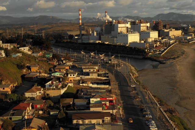 La ciudad de Puchuncavi, Chile, que experimentó una fuga de dióxido de azufre de una refinería de cobre cercana el lunes.