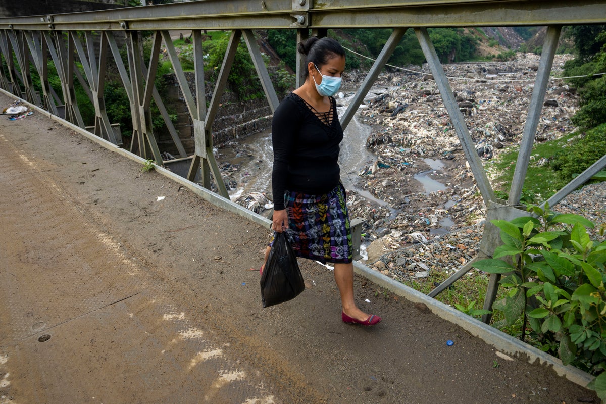 Activists try giant screen to clean up Guatemalan river