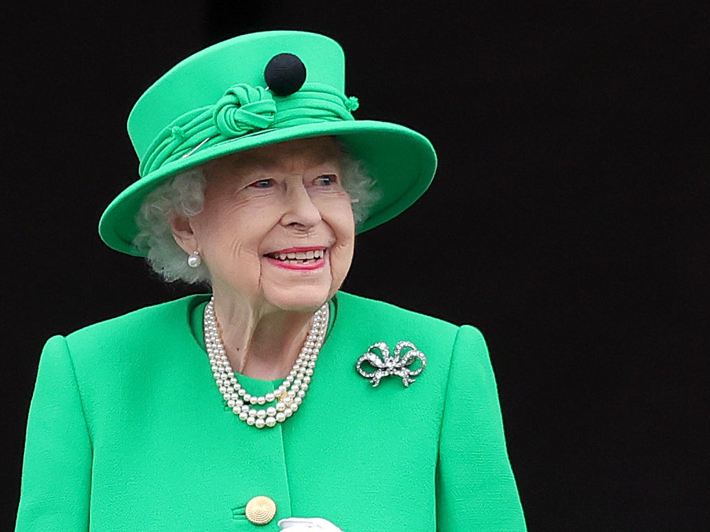 <p>The Queen waves from the balcony of Buckingham Palace on 5 June 2022</p>