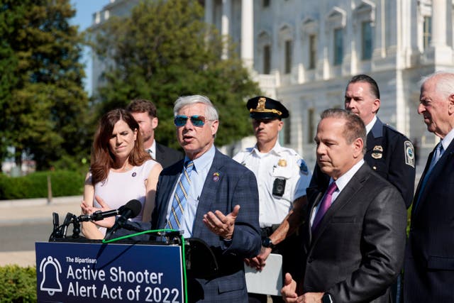 <p>Fred Upton en una conferencia de prensa sobre leyes para tiradores activos </p>