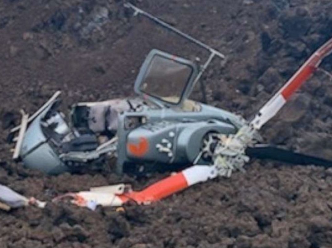 Un helicóptero turístico Bell 407 estrellado operado por Paradise Helicopters en Hawái. El avión se estrelló el miércoles mientras recorría el distrito sur de la Isla Grande. Cinco pasajeros y un piloto estaban a bordo en el momento del accidente, y todos fueron transportados a un hospital después del incidente.