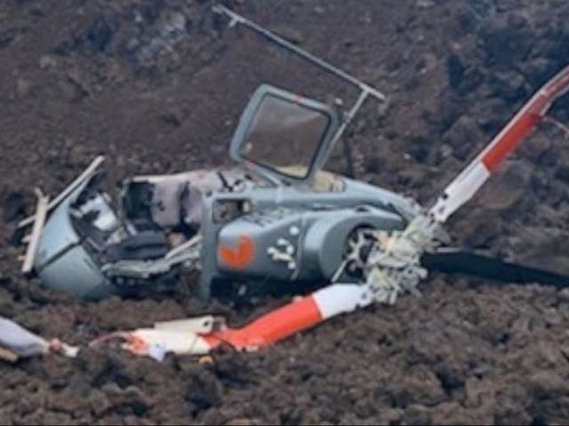 Un helicóptero turístico Bell 407 estrellado operado por Paradise Helicopters en Hawái. El avión se estrelló el miércoles mientras recorría el distrito sur de la Isla Grande. Cinco pasajeros y un piloto estaban a bordo en el momento del accidente, y todos fueron transportados a un hospital después del incidente.
