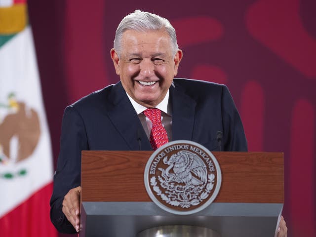 Una foto del folleto proporcionada por la presidencia mexicana, del presidente mexicano Andrés Manuel López Obrador, durante una conferencia de prensa en el Palacio Nacional en la Ciudad de México, México, 09 de junio de 2022