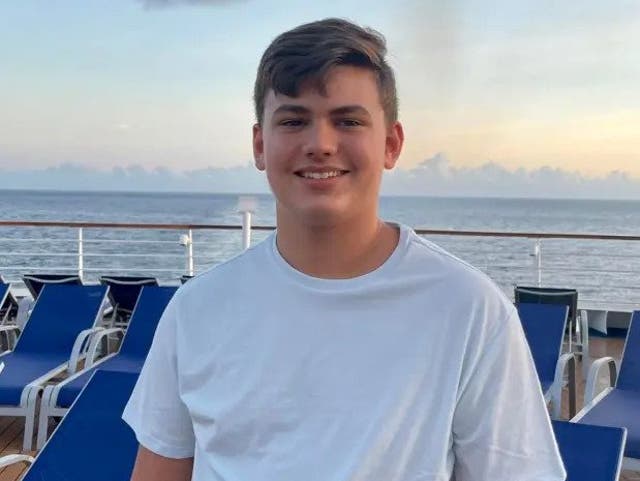 Elijah, de 15 años, visto en el barco Carnival Cruises que viaja de Aruba a Miami