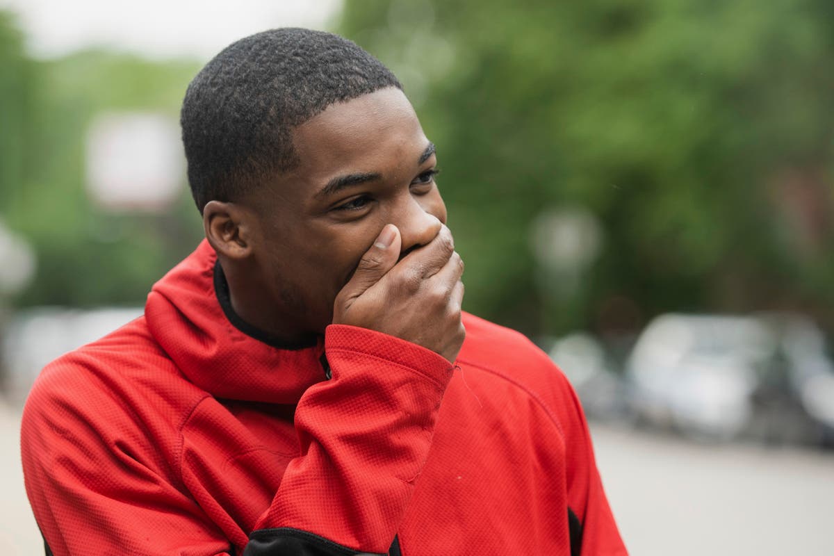 Chicago man who saved man on train tracks gets free car