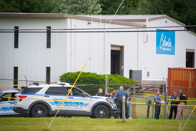 <p>Policías cerca del lugar de un tiroteo en Columbia Machine, Inc. en Smithsburg, Maryland, el jueves</p>