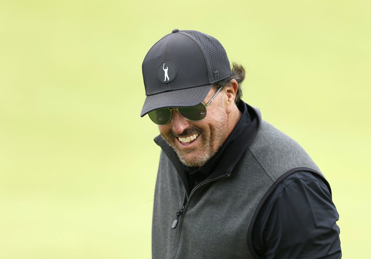 Absence of Tiger Woods means Phil Mickelson can take advantage at Brookline