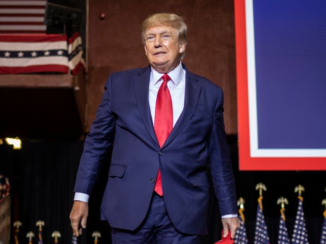 El expresidente Donald Trump llega para pronunciar su discurso el 28 de mayo de 2022 en Casper, Wyoming