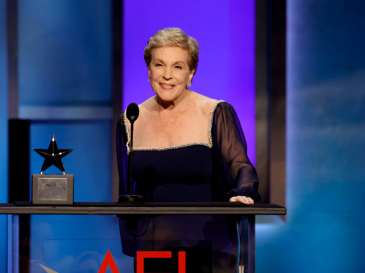 Julie Andrews serenaded by Sound of Music&rsquo;s Von Trapp children in heartwarming surprise performance
