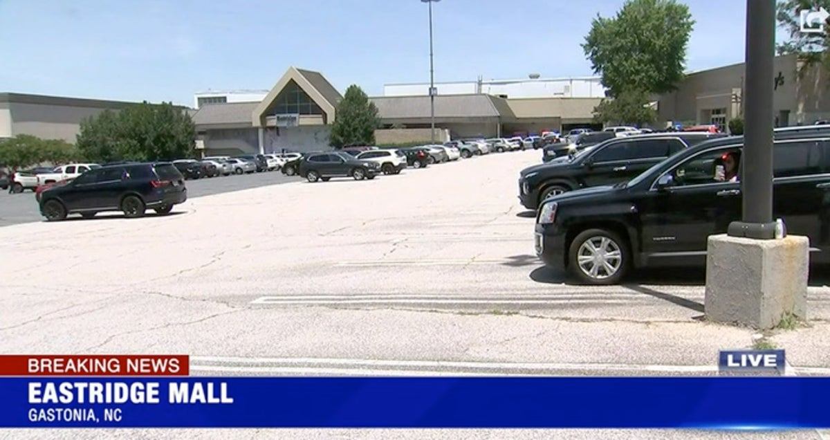 Kuzey Carolina alışveriş merkezinde silahlı saldırı üç kişiyi yaraladı
