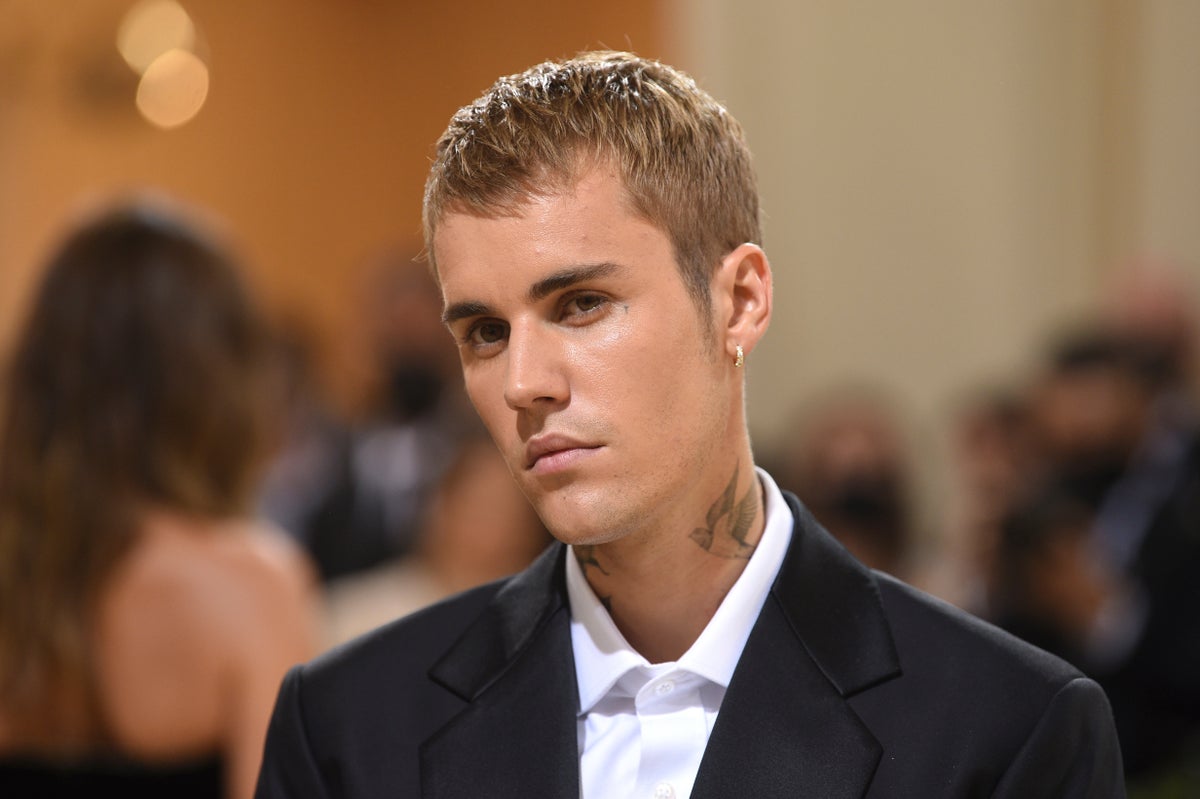 Justin Bieber, yüz felcinin ardındaki nadir görülen bozukluğu ortaya çıkardı
