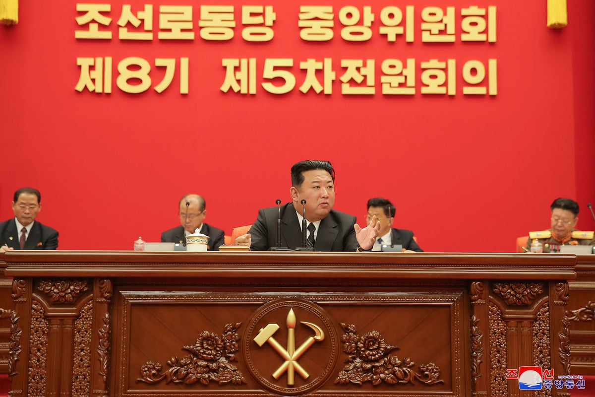 Kuzey Kore lideri parti toplantısında silah birikimini yeniden doğruladı